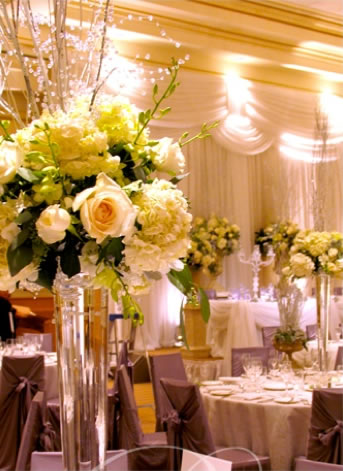 Elegant gold and champagne wedding reception table setting